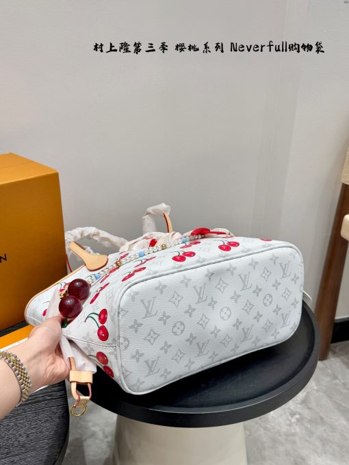 LV shopping bag - Image 4