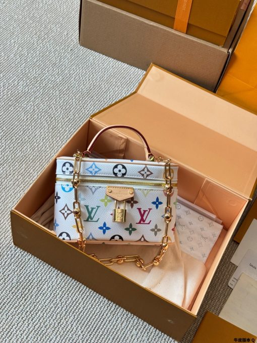 LV cosmetic bag - Image 7