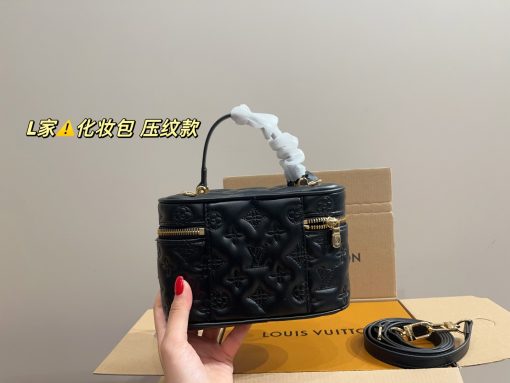 LV cosmetic bag - Image 9