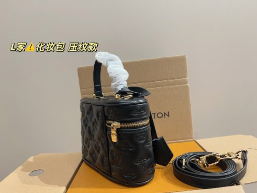 LV cosmetic bag - Image 8