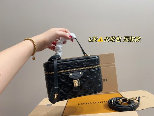 LV cosmetic bag - Image 6