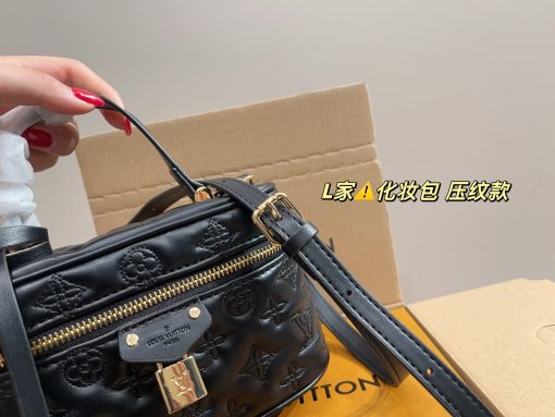 LV cosmetic bag - Image 5