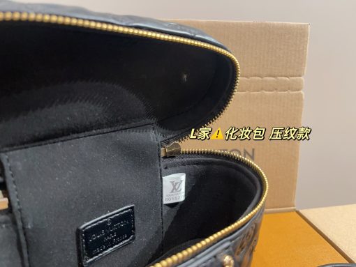 LV cosmetic bag - Image 4