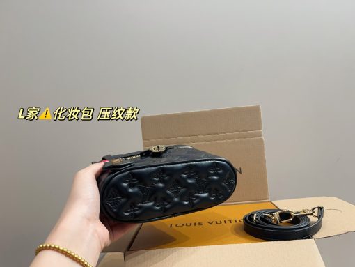 LV cosmetic bag - Image 3