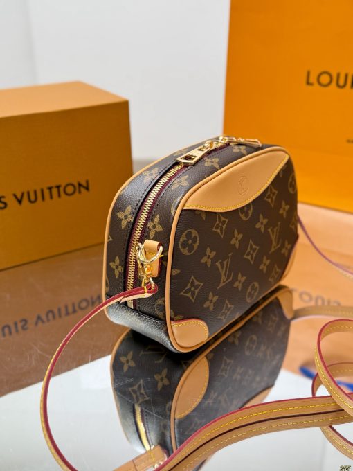 LV camera bag - Image 9