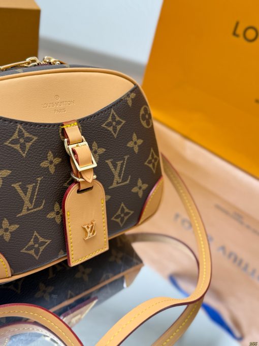 LV camera bag - Image 8
