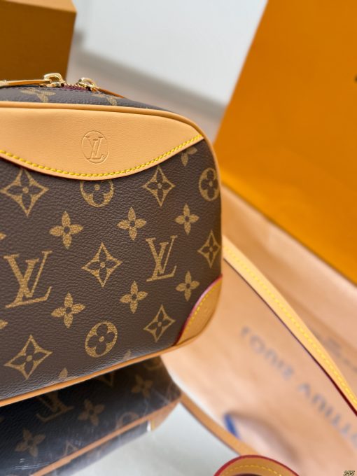 LV camera bag - Image 4