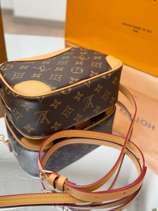 LV camera bag - Image 3
