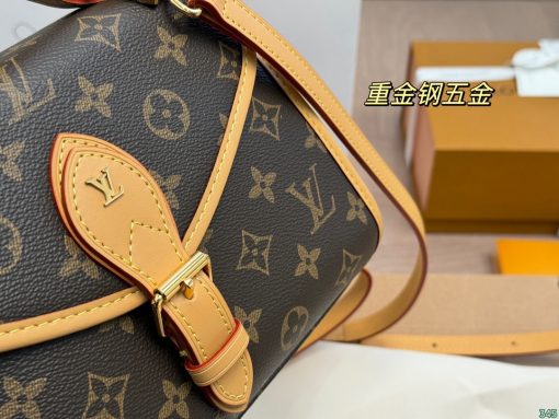 LV messenger bag - Image 9