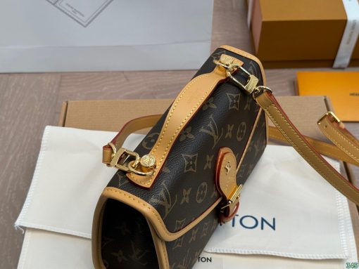 LV messenger bag - Image 7