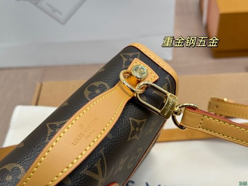 LV messenger bag - Image 6
