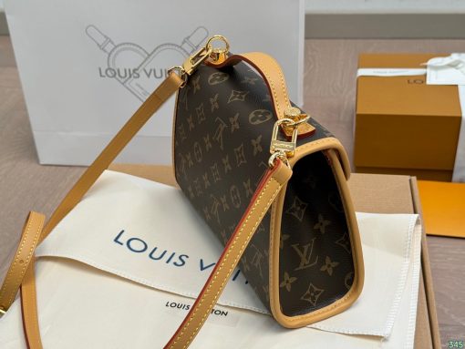 LV messenger bag - Image 5