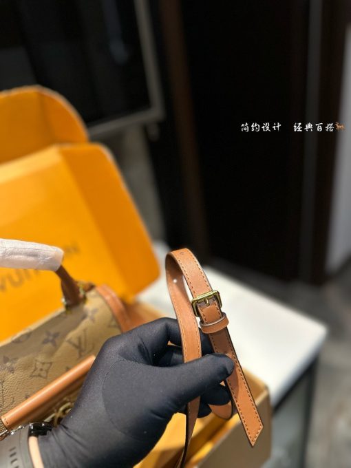 LV messenger bag - Image 9
