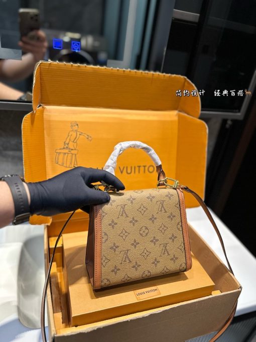 LV messenger bag - Image 5