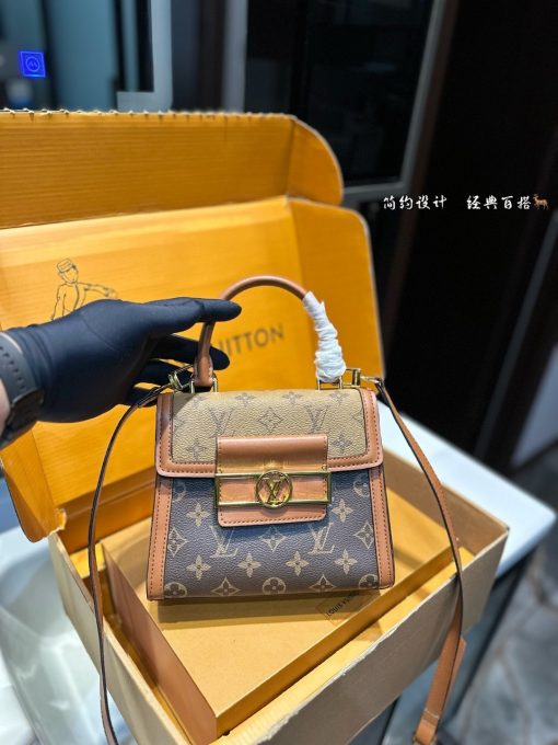 LV messenger bag - Image 4