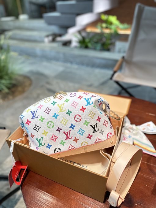 LV cosmetic bag - Image 10