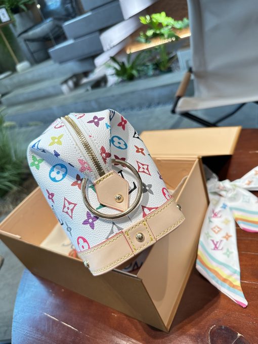 LV cosmetic bag - Image 7