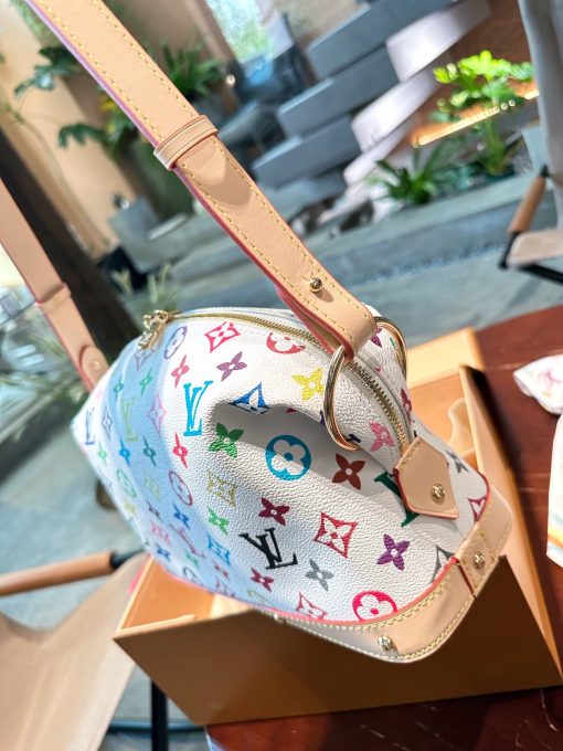 LV cosmetic bag - Image 4