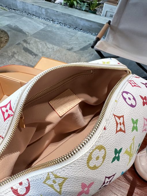 LV cosmetic bag - Image 3