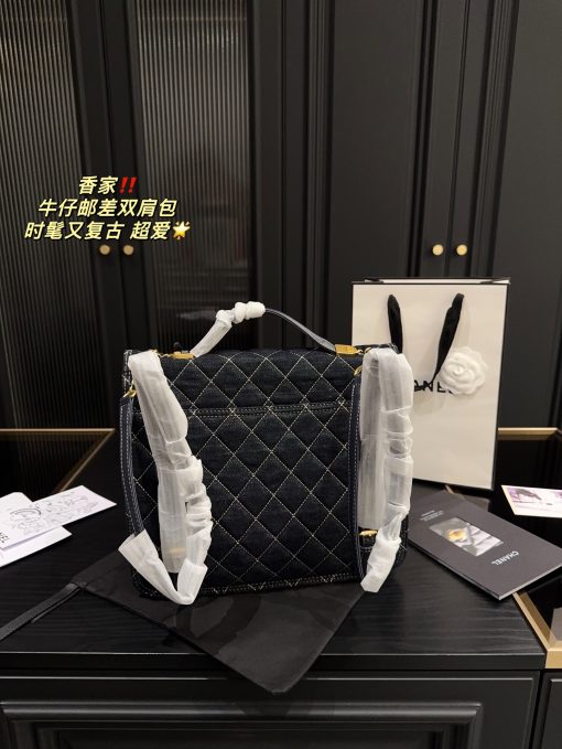 CHANEL messenger bag - Image 4