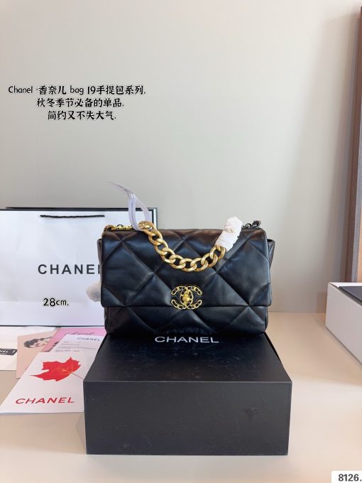CHANEL chain bag