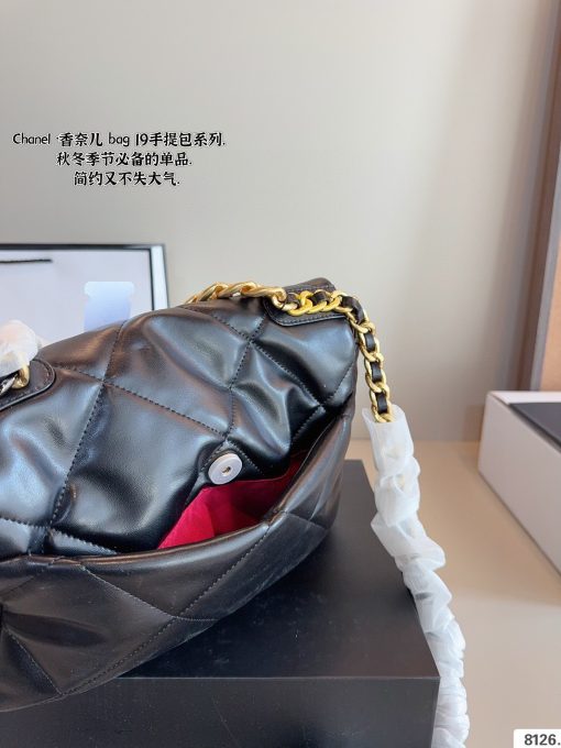 CHANEL chain bag - Image 3