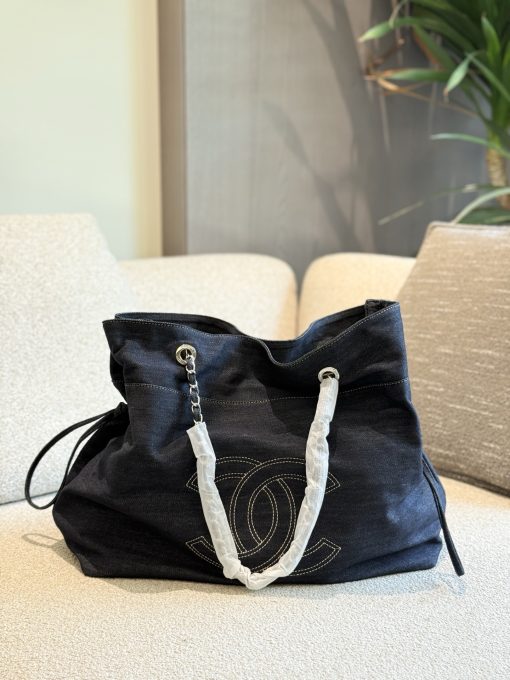 CHANEL shopping bag