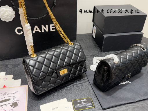 CHANEL chain bag