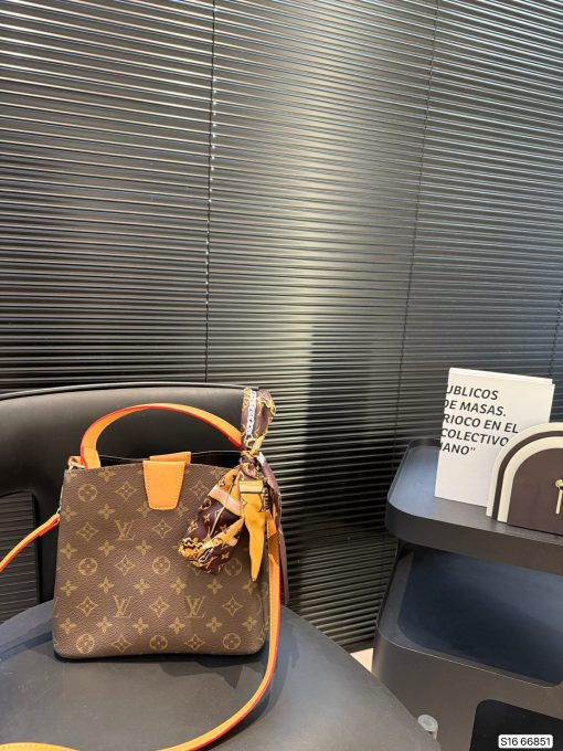 LV tote bag - Image 4
