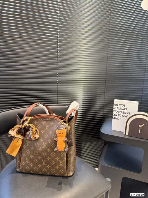 LV tote bag - Image 4