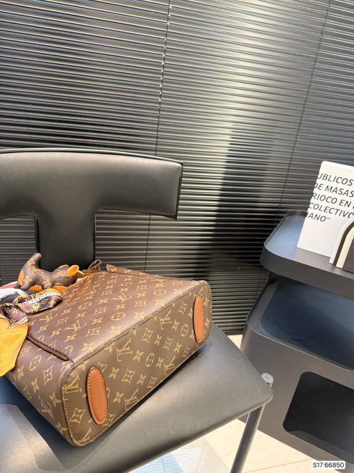 LV tote bag - Image 7